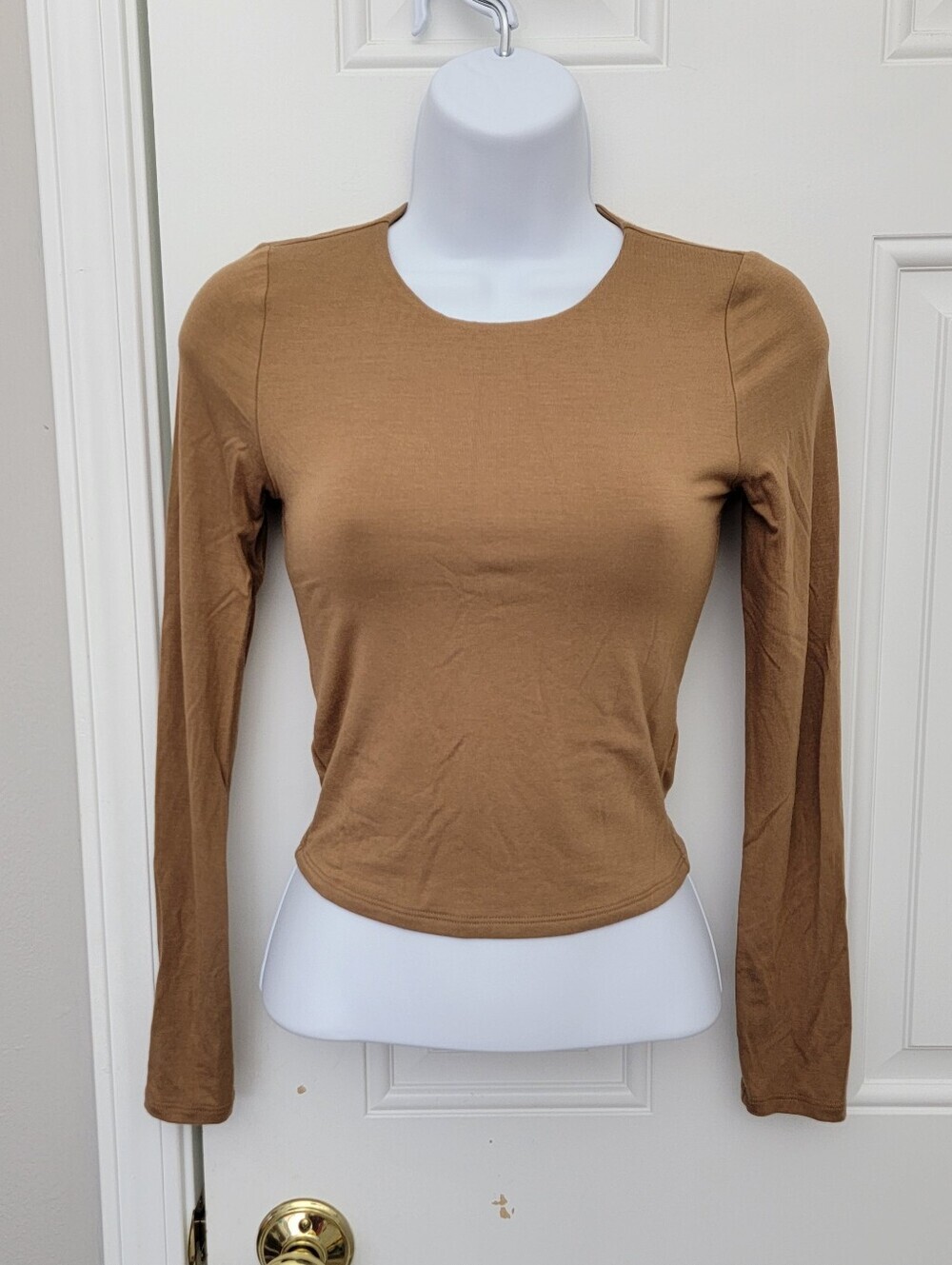 LA LUXE Tan Long Sleeve Crop Top Stretch Athlesiure Size Small See Measurements